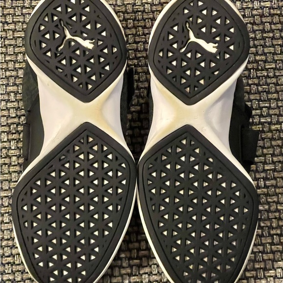 Puma Women's Sneaker, Black Silver Size 7.5 They have a hook & loop closure - Picture 3 of 10